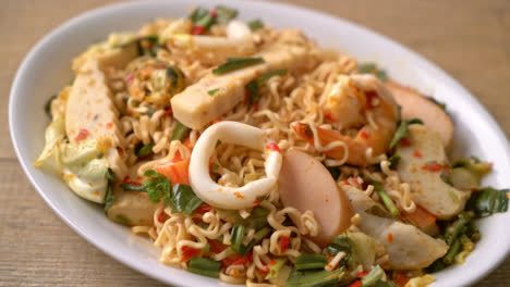 Instant-noodle-spicy-salad-with-mixed-meats---Asian-food-style
