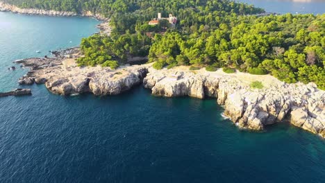 Vista-Aérea-De-La-Costa-De-La-Isla-De-Lokrum,-Dubrovnik-Croacia