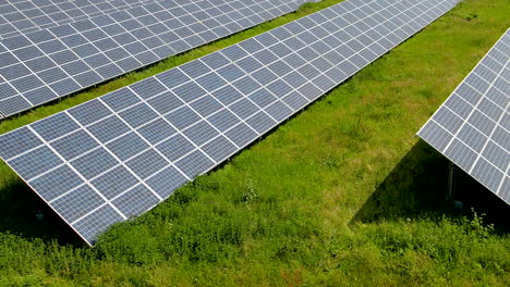 Producción-De-Energía-Renovable-A-Través-De-Paneles-Solares-En-Granja-Fotovoltaica-En-Gdansk,-Polonia
