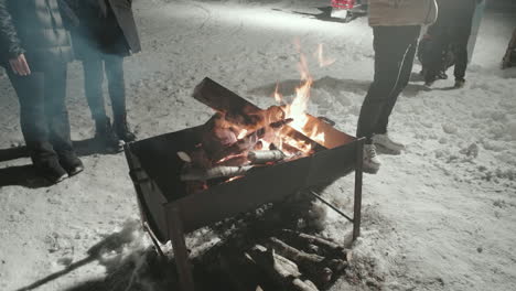 Nahaufnahme-Eines-Lagerfeuers-Mit-Herumstehenden-Menschen-In-Gifu,-Japan-In-Einer-Kalten-Winternacht