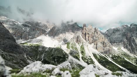 Zeitraffer-Auf-Einem-Schieberegler-Mit-Sich-Bewegenden-Wolken-In-Den-Italienischen-Dolomiten