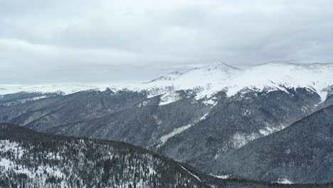 Landschaft-Von-Kurvigem-Gelände-Mit-Nadelbäumen-Im-Wilden-Naturwald-Des-Winterparks-In-Colorado