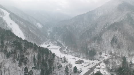 Carretera-De-Intersección-Rodeada-De-Bosques-Cubiertos-De-Nieve-En-Las-Montañas-De-Los-Alpes-Del-Norte-De-Japón-En-Gifu,-Japón