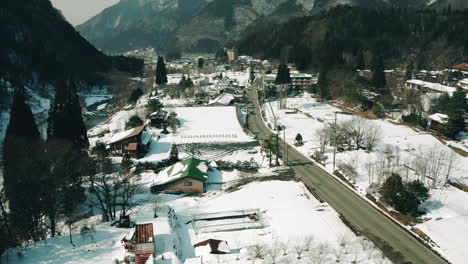 Drone-shot-of-Japanese-village-covered-in-snow-in-Okuhida,-Gifu
