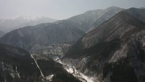 Panoramablick-Auf-Bewaldete-Bergrücken-Im-Winter-In-Der-Nähe-Des-Dorfes-Okuhida-Hirayu-In-Gifu,-Japan