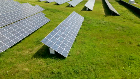 Nahaufnahme-Von-Luftaufnahmen-über-Solarzellen-Für-Erneuerbare-Energien-Auf-üppig-Grünem-Feld