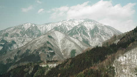 Impresionantes-Vistas-De-Las-Colinas-Cubiertas-De-Nieve-En-Invierno-En-Okuhida-Hirayu,-Gifu-Japón
