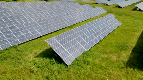 Luftdrohne-Nahaufnahme-Von-Sonnenkollektoren-In-Erneuerbaren-Sauberen-Energiefarmen