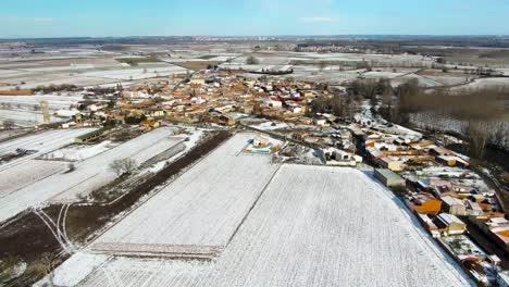 Aerial-view-of-a-snowy-town,-called-Arcos-de-la-Polvorosa,-in-the-province-of-Zamora,-Spain