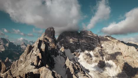 Hyperlapse-Eines-Berges-Mit-Wolken-In-Den-Dolomiten