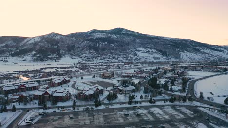 Parking-Lot-Near-Typical-Houses-With-Mountain-Views-At-Sunrise-During-Winter-In-Steamboat-Springs,-Colorado,-USA