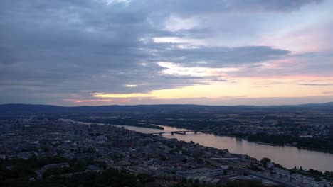 Magischer-Himmel-über-Mainz-Zur-Goldenen-Stunde-Nacht-Mit-Dem-Dom-Und-Dem-Dunklen-Rheinwasser-Im-Hintergrund,-Das-Einen-Farbenfrohen-Himmel-Zeigt