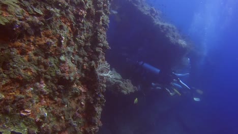 Scuba-Divers-swimming-into-a-shipwreck