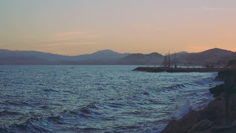 Entspannender-Sonnenuntergang-An-Der-Küste-Von-Málaga,-Südspanien