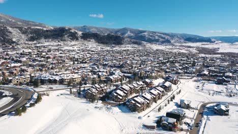 Village-Houses-And-Ski-Lodges-Covered-In-Snow-At-Wintertime-In-The-Town-Of-Steamboat-Springs,-Colorado-With-Rocky-Mountains-In-Background