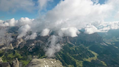 Hiperlapso-Con-Nubes-En-Movimiento-En-El-Passo-Gardena-En-Los-Dolomitas-Italianos---Tirol-Del-Sur