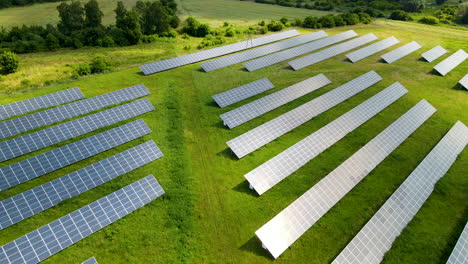 Ökologie-Solarkraftwerksplatten-Auf-Der-Grünen-Wiese,-Erneuerbare-Energie,-Antenne