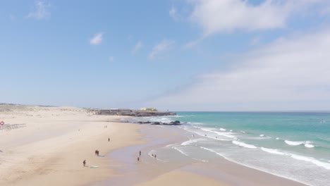 Un-Día-Soleado-En-La-Famosa-Praia-Do-Guincho-Con-Algunos-Surfistas-En-La-Playa
