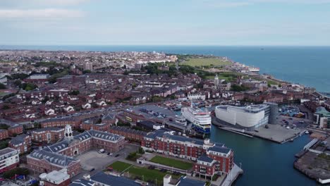 Panorama-Of-The-Old-Portsmouth-And-The-Wightlink-Ferries-At-The-Gunwharf-Terminal-In-Portsmouth-City,-England