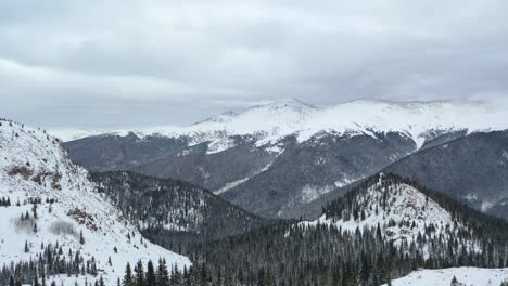 Snowy-Mountain-Ranges-With-Pine-Tree-Forest-In-Winter-Park,-Colorado-On-A-Cloudy-Day
