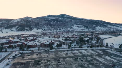 Verschneite-Landschaft-Und-Häuser-In-Steamboat-Springs,-Colorado-Im-Winter-Mit-Felsigem-Steinbruchberg-Im-Hintergrund