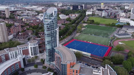 Luftbild-Von-Gunwharf-Quays-Wohnhäusern-Und-Einkaufszentrum-In-Portsmouth,-England---Drohnenaufnahme