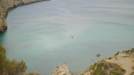 Un-Barco-En-El-Agua-Del-Mar-Mediterráneo-Por-La-Pintoresca-Costa-De-Malta,-Fomm-Ir-rih-Bay