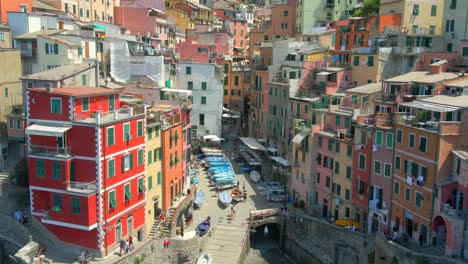 4K-Luftaufnahmen-Von-Riomaggiore,-Cinque-Terre-In-Italien