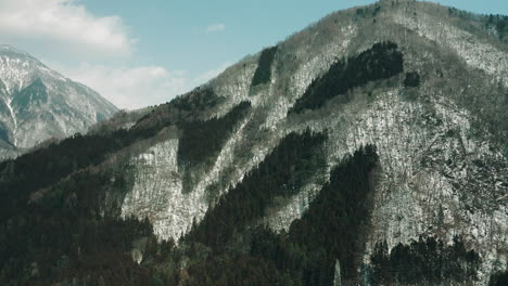 Drohnenaufnahme-Von-Schneebedeckten-Bergen-Tagsüber-In-Der-Japanischen-Landschaft