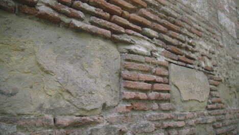 Un-Antiguo-Muro-De-La-Iglesia-Del-Siglo-XII-Construido-Con-Ladrillos