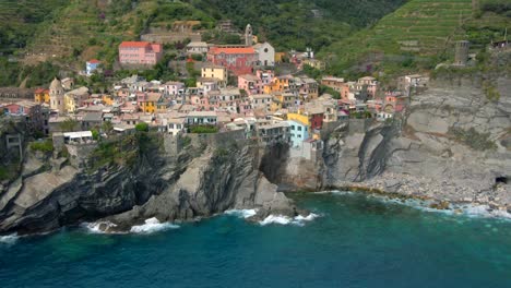 4K-Luftaufnahmen-Von-Vernazza,-Cinque-Terre-In-Italien