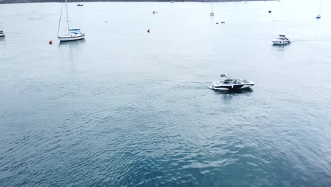 Luftaufnahme-Mit-Blick-Auf-Motorboote,-Die-Küstenstadt-River-Conwy-Harbour-Marina-Bereisen