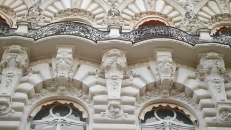 Rundbogenfenster-Mit-Balkon-Eines-Pariser-Gebäudes,-Inspiriert-Von-Der-Italienischen-Renaissance-Und-Dem-Orient