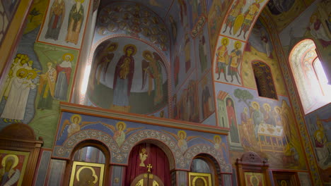 Eine-Innenansicht-Einer-Schönen-Orthodoxen-Kirche-Im-Kloster
