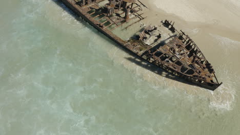 Drohnenaufnahme-Des-Verlassenen-Schiffswracks-SS-Maheno,-Das-An-Der-Küste-Von-Fraser-Island-In-Australien-Angespült-Wurde