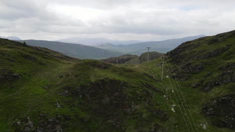 Stromleitungen-Gehen-über-Hügel-In-Wales-UK-Luftaufnahmen