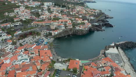 Aerial-shot-of-Câmara-De-Lobos-bay-fisherman-village-in-Madeira,-Portugal