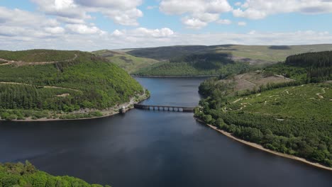 Garreg-Ddu-Dam-Elan-Valley-Wales-Luftaufnahmen-High-Point-Of-View-4k