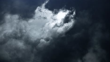 Gewitter,-Das-Zwischen-Dunklen-Und-Hellen-Wolken-Auftritt