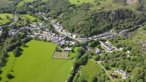 Beddgelert-Village-In-Snowdonia-Wales-UK-Luftaufnahmen-Overhead-Point-Of-View-4k