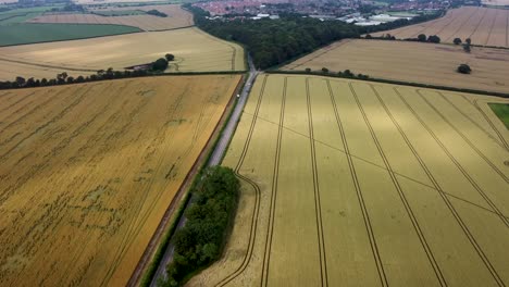 Imágenes-De-Drones-De-4k-Volando-Junto-A-Una-Carretera-Rural-En-Aylesham,-Kent,-Inglaterra