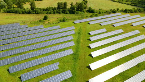 Reihen-Von-Sonnenkollektoren-An-Einem-Hellen-Sonnigen-Tag,-Grüne-Energielösung-Für-Zukünftige-Generationen,-Antenne