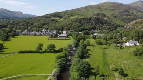River-Glaslyn-Beddgelert-Village-In-Snowdonia-Wales-UK-Luftaufnahmen-Sommer-4k