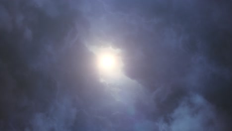 Die-Sonne-Scheint-Zwischen-Den-Lücken-In-Den-Kumulonimbuswolken-Am-Himmel