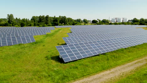Paneles-Solares-En-Una-Granja-Fotovoltaica-Cerca-De-Gdansk,-Pomerania,-Polonia---Disparo-De-Drones
