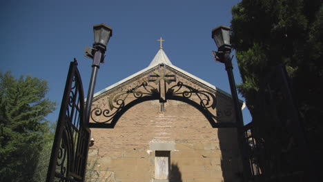 Ein-Eintretender-Blickwinkel-Auf-Die-Georgisch-orthodoxe-Kirche-Aus-Dem-12.-Jahrhundert-Im-Lurji-kloster-Oder-Der-„blauen-Kirche“-In-Tiflis,-Georgien