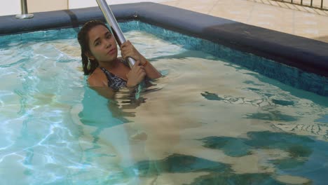 Closeup-of-a-girl-submerged-in-a-swimming-pool