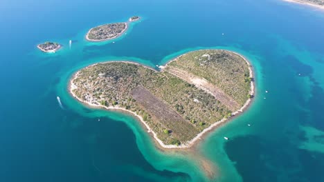 Vista-Aérea-De-La-Hermosa-Galešnjak,-Isla-Del-Amor,-Isla-Del-Amor,-Otok-Za-Zaljubljene,-Isla-Del-Amor,-Isla-En-Forma-De-Corazón-En-El-Mar-Adriático-En-Croacia