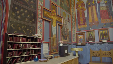 Eine-Georgisch-orthodoxe-Kirche-Aus-Dem-12.-Jahrhundert,-Blick-Aus-Dem-Inneren-Des-Lurji-Klosters-Oder-Der-„blauen-Kirche“-In-Tiflis,-Georgien