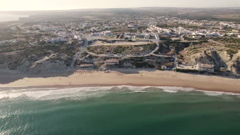 Dolly-Aus-Der-Luft-Seelandschaft-Der-Abgelegenen-Bucht-Und-Strand-In-Sagres-Algarve-Portugal